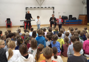 Chętne dzieci usiłują grać na instrumentach.