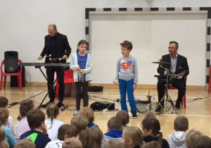 Dzieci poznają instrumenty perkusyjne.