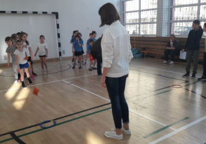 Przedszkolaki biorą udział w konkurencji sportowej.