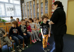 Uczniowie pilnie słuchają Pani Oli.