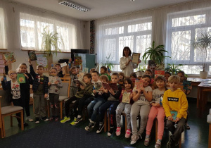 Uczniowie, po pasowaniu, otrzymali książki i dyplom dla całej klasy.