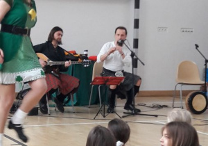 Zaprezentowany taniec ludowy bardzo podobał się dzieciom.