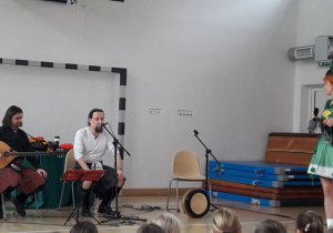 Uczniowie mieli okazję przekonać się, że muzyka ludowa przeplata się z szantami.