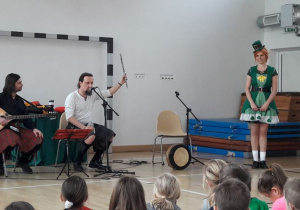 Uczniowie wsłuchują się w Irlandzkie melodie ludowe.