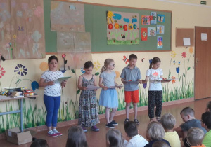 Pani Kasia z laureatami.