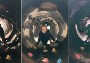 dzieci podczas korzystania z tunelu na placu zabaw.