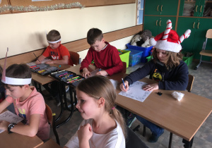 Uczniowie podczas pisania listu do Świętego.