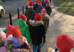 Uczniowie z klasy 2a, w czapkach Mikołaja, w drodze na stadion Legii Warszawa.