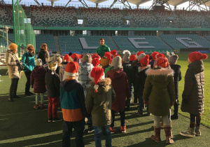Uczniowie stoja na murowanie stadionu.