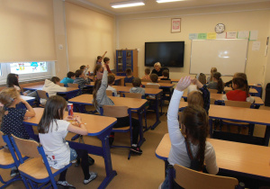 Uczniowie odpowiadają na pytania Pani Ewy Kowalik.
