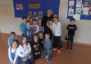 Zdjęcie grupowie pod tablicą z dekoracją.