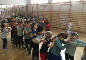 Uczniowie podczas zabawy andrzejkowej.