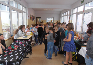 Uczniowie z obu klas kończą wróżenie i przechodzą na bal andrzejkowy.