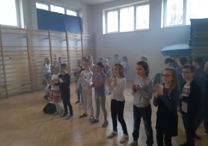 Uczniowie podczas dyskoteki andrzejkowej.
