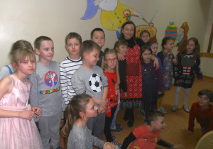 Uczniowie klasy 2a odśpiewali kolędę. Zdjęcie grupowie, dzieci z wychowawcą świetlicy.
