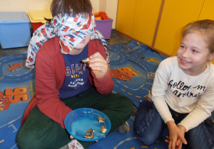 Jakie są tradycyjne potrawy wigilijne? Uczeń z zakrytymi oczami odgaduje co je.