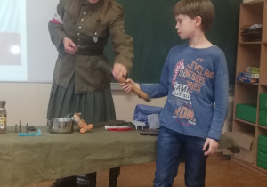 Dzieci wykonują powierzone zadania rozwiązując zagadki muzyczne.