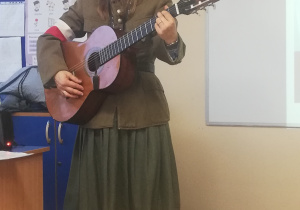 Pani Agnieszka gra na gitarze i śpiewa piosenkę "Pałacyk Michla"