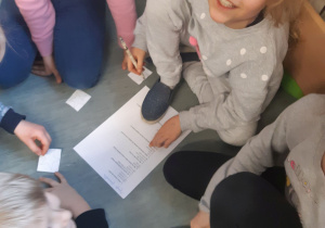 Uczniowie w swojej drużynie rozwiązują quiz o zimie.
