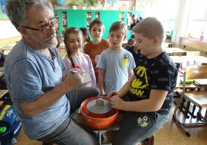 Jakie to przyjemne uczucie, kiedy zimna glina oblepia nasze dłonie.