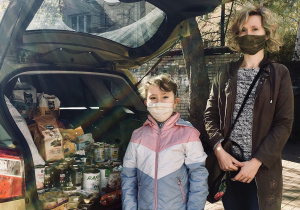 Dorota wraz z mamą podarowała karmę dla zwierząt.