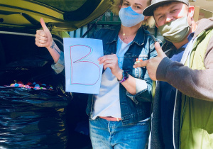 Mieszkańcy Powiśla trzymają w rękach kartkę z literą "B".