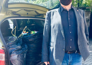 Mieszkaniec Powiśla przywiózł nakrętki plastikowe.