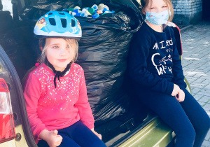 Uczennica ze swoją siostrą przywiozła nakrętki plastikowe.