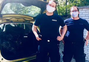 Panowie Policjanci przywieźli bardzo dużo nakrętek plastikowych.