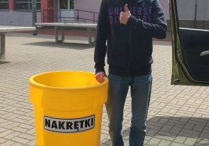 Uczeń naszej szkoły przyniósł plastikowe nakrętki.