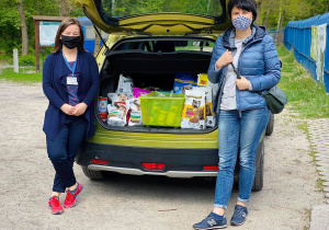 Pani Agnieszka i Pani Kasia podczas przekazania darów dla zwierzątw schronisku w Celestynowie.