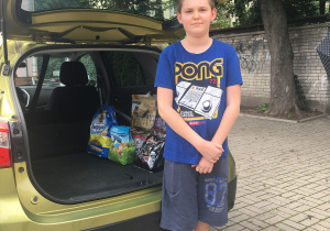 Kuba z klasy 5d przyniósł karmę dla zwierząt.