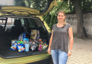 Mieszkanka Powiśla przyniosła karmę dla zwierząt.