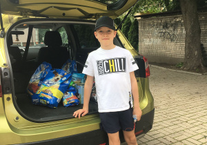 Samuel z klasy 2a przyniosł karmę dla zwierząt.