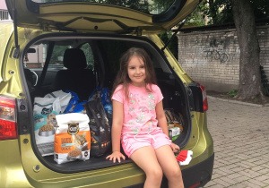 Ola z klasy 2a przyniosła karmę dla zwierząt.