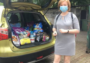 Mieszkanka Powiśla przyniosła karmę dla zwierząt oraz plastikowe nakrętki.