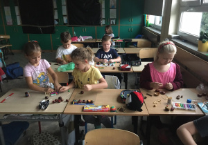 Dzieci są bardzo skupione przy tworzeniu swoich prac.