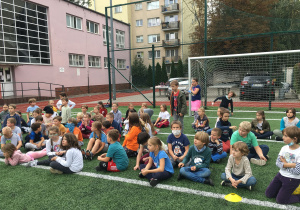 Zawodnicy z uwagą słuchają regulaminu turnieju sportowego "Żyj zdrowo na sportowo!".