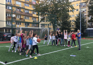 Uczniowie biorą udział w konkurencji - Podaj dalej. Gotów. Start!