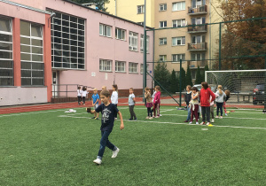 Przenieś szklankę pełną wody, a zasłużysz na nagrody.