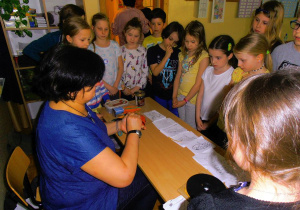 Uczniowie podczas zajęć z kolorowych witraży.