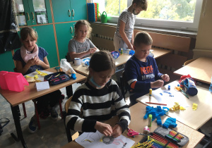 Ada, Kacper, Dominika, Alicja i Philip w skupieniu wykonują swoje prace.