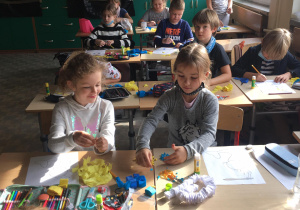 Na pierwszym planie widać Natalkę z Elą przygotowujące się do tworzenia swoich syrenek, w oddali zaś widać resztę dzieci z klasy 2a.