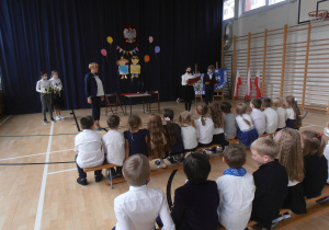 Pani Dyrektor wita dzieci z klasy 1a.