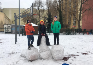 Adrian, Staś i Oliwia wspięli się na swoje śnieżne budowle.