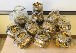 Zebrane grosze to 61,1 kilogramów monet o nominałach 1, 2 i 5 groszy.