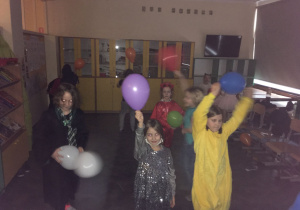 Dzieci tańczą i bawią się z balonami.