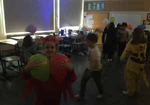 Dzieci tańczą i bawią się z balonami.