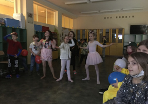 Pokaz tańca dziewczynek z klasy 2a.