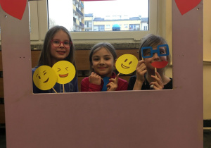 Olga, Ela i Dominika pozują do zdjęcia w fotobudce.